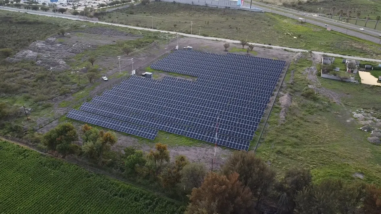 Planta solar con vista aérea