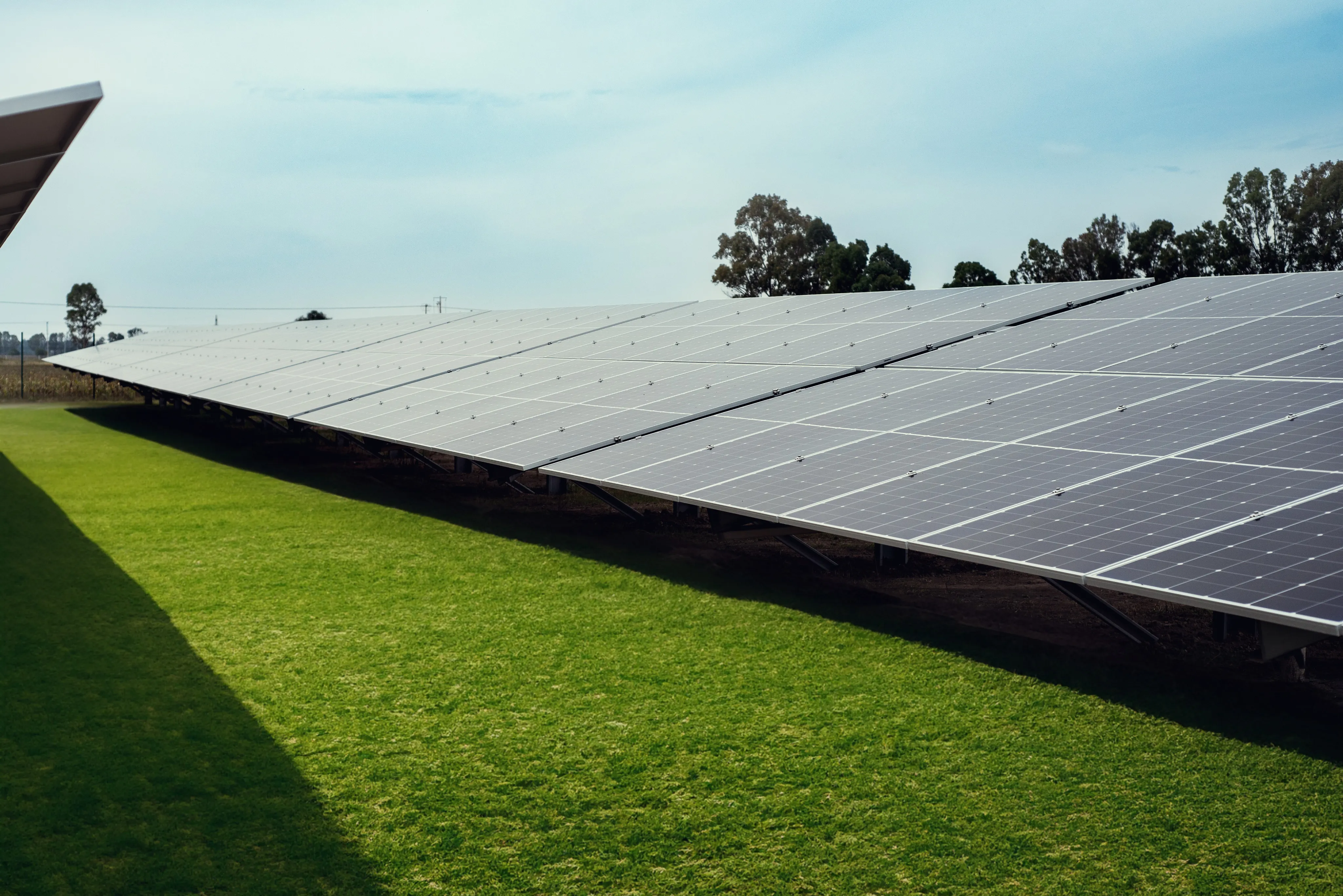 Equipo de trabajo en planta solar